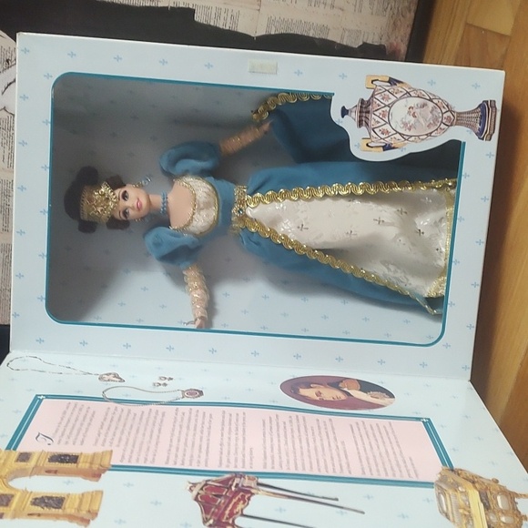 French Lady Barbie - Picture 3 of 13